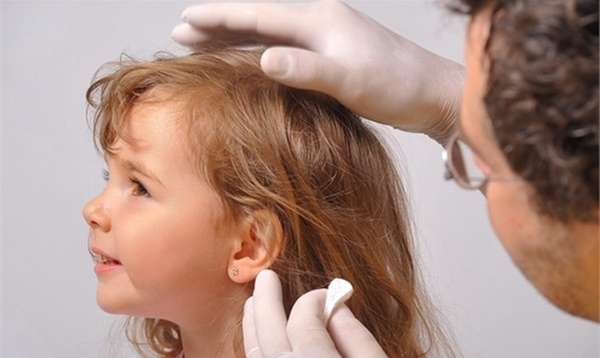 Можете также посоветоваться с врачом на счет того, когда можно прокалывать уши ребенку.