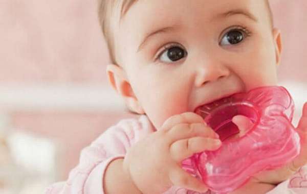 Прорезыватель зубов поможет ребенку облегчить неприятный зуд десен.