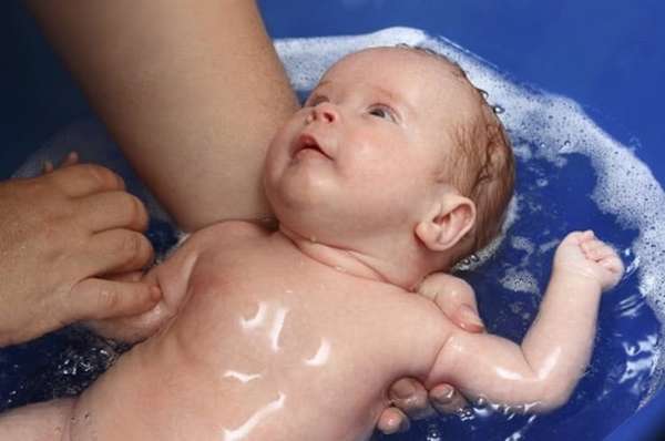 Поскольку вакцина переносится хорошо, ребенка можно купать даже в день прививки.