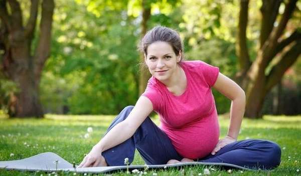 Гимнастика при беременности на 3 триместр должна укреплять, но нагружать тело.