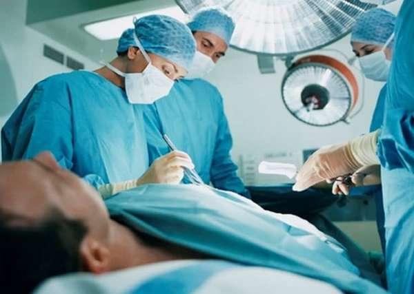 Лечение бесплодия у мужчин нередко проводится хирургическим путем.