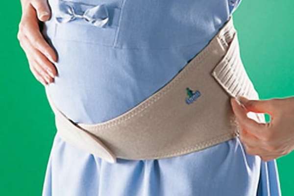 Хорошо помогает поддерживающий корсет для беременных для спины, который значительно снижает нагрузку.