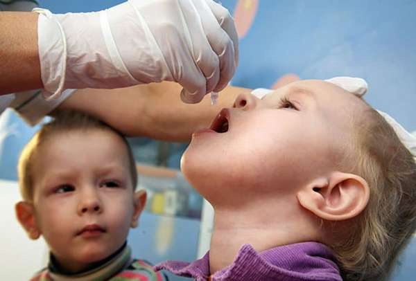 Вакцина от полиомиелита ОПВ это капли, которые капают на миндалины или корень языка.
