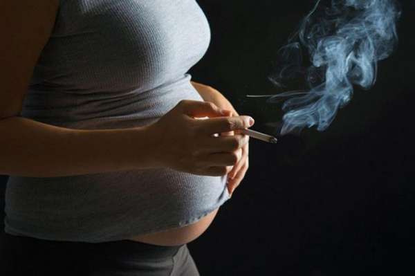 Спровоцировать такое явление может курение во время беременности.