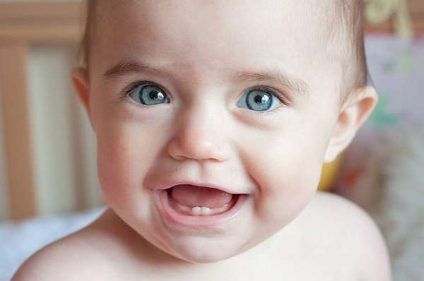 то, во сколько режутся зубы у грудничков, зависит от наследственности, питания, общего состояния здоровья малыша.