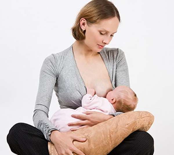 правильные позы для кормления новорожденного грудным молоком