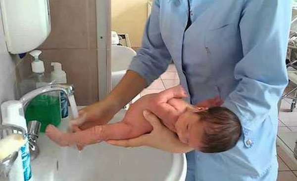 очень важно знать, как правильно держать новорожденного при подмывании.