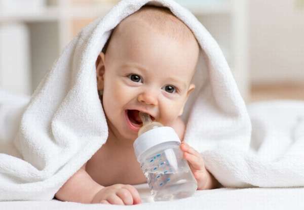 малыш с бутылочкой воды