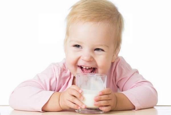 В процессе лечения важно обеспечить организм ребенка витаминами, большую пользу принесут и кисломолочные продукты.