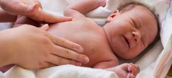 Весьма эффективен массаж животика при коликах у новорожденного.