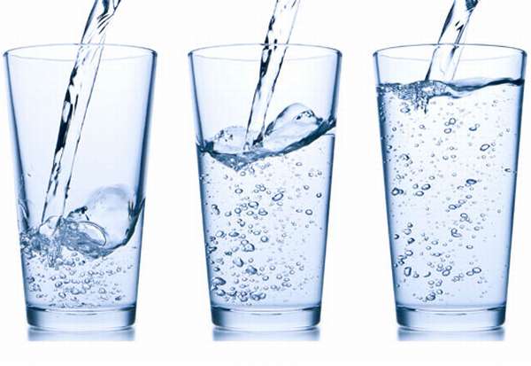 Три стакана с водой