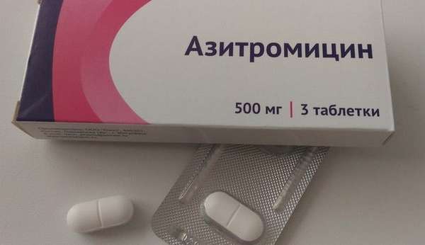 Согласно инструкции по применению, таблетки Азитромицин назначают уже для старших детей.