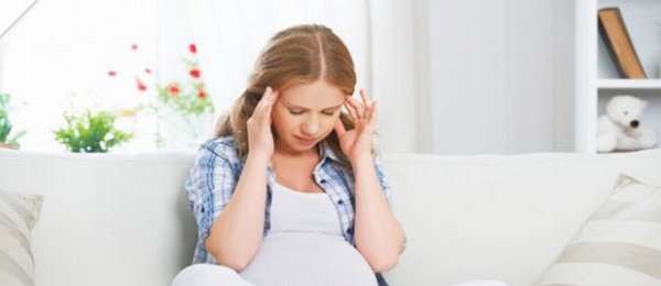 Беременная при гестозе может ощущать слабость, головокружение, видеть мушки перед глазами.