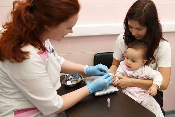 Согласно графику прививок, прививка против кори, краснухи и паротита проводится ребенку в год.
