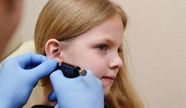 Специалисты относительно вопроса о том, в каком возрасте лучше прокалывать уши девочке, сходятся во мнении, что это 11-12 лет.