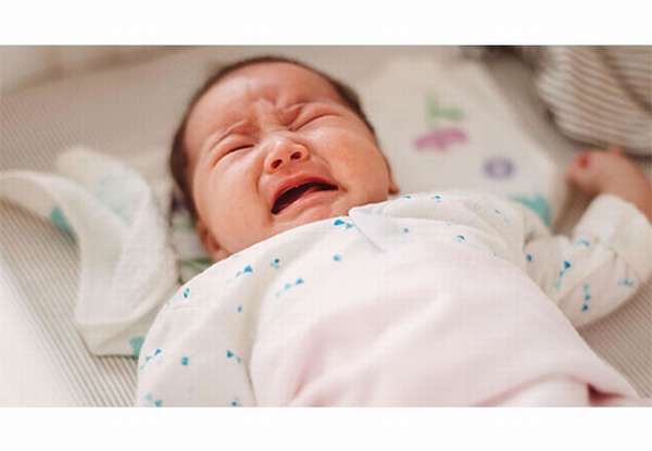 новорожденный ребенок плачет
