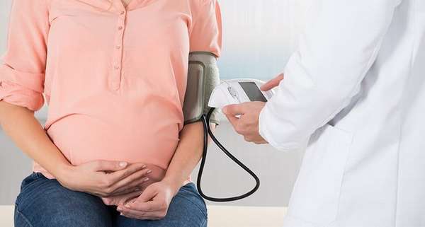 Среди признаков гестоза при беременности на поздних сроках также скачи давления.