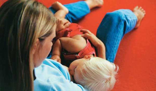 грудное вскармливание помогает укрепить иммунитет ребенка и снизить симптомы аллергии.