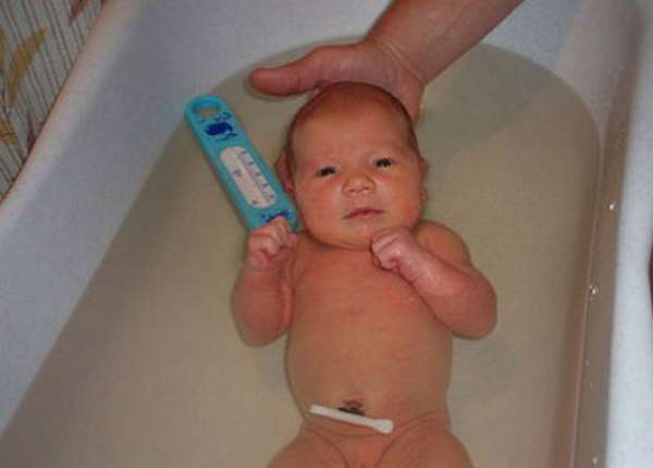 Помните о том, что купать новорожденного с прищепкой на пупке надо только в кипяченой воде.