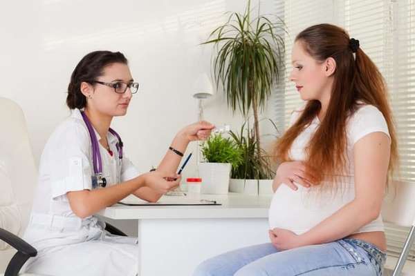Лечения в случае выявления белка в моче у беременной должен назначить врач.