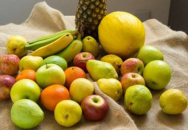 фрукты на столе