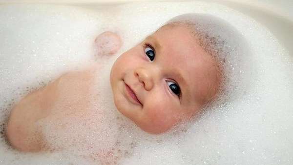 если у новорожденного сухая кожа шелушится, возможно, вы переусердствовали с использованием детского мыла и шампуня во время купаний.
