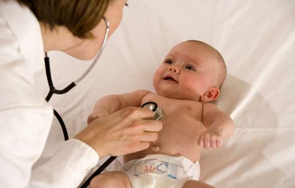 Если вас пугает насморк у новорожденного, обязательно покажите ребенка врачу.