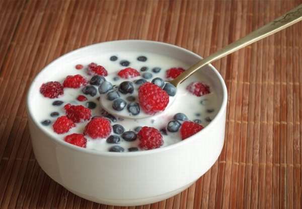 йогурт с ягодами