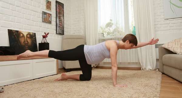 Очень хорошо влияет на состояние женщины позиционная гимнастика для беременных на 3 триместр.