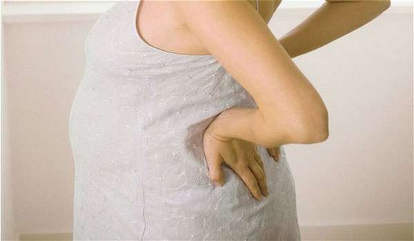 Причины, по которым болит поясница при беременности во втором триместре, обычно связаны с ростом плода и самой матки.