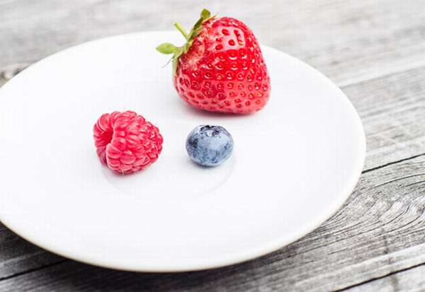 ягоды на тарелке