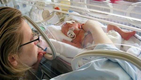 Малыш в результате преждевременных родов может достаточно долгое время находиться в инкубаторе.