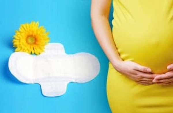 Беременная девушка и жёлтое тело справа