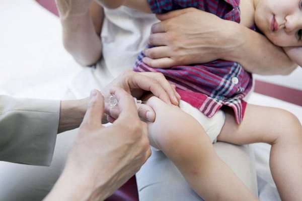 маленьким деткам вакцина обычно вводится в переднюю поверхность бедра.