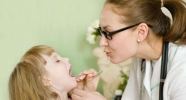 Фактически любой кашель у ребенка должен стать сигналом о том, чтобы сходить с малышом к педиатру.