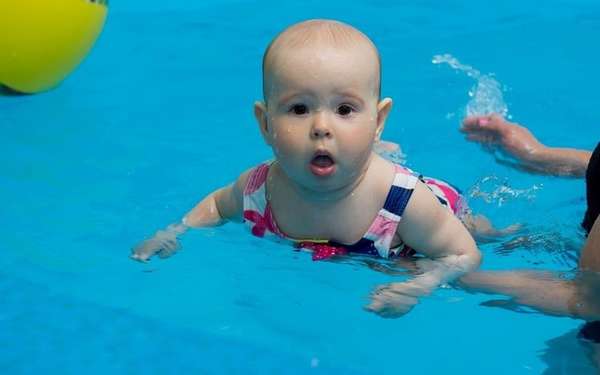 В профилактических целях можно заниматься с малышом плаванием.