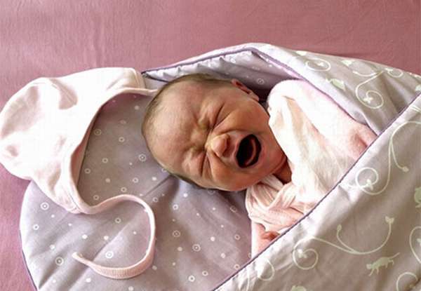 новорожденный плачет