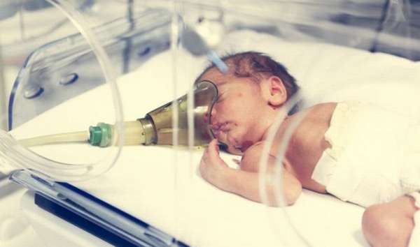 При сильной гипоксии малыш некоторое время проведет в больнице, под наблюдением врачей.