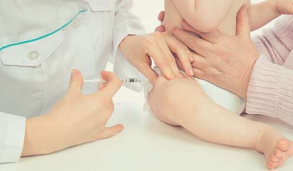 Вакцинация проводится в год, ревакцинация против кори, краснухи и паротита в 6 лет.
