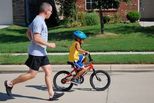 как научить ребенка кататься на велосипеде видео