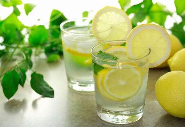 Стаканы воды с лимоном