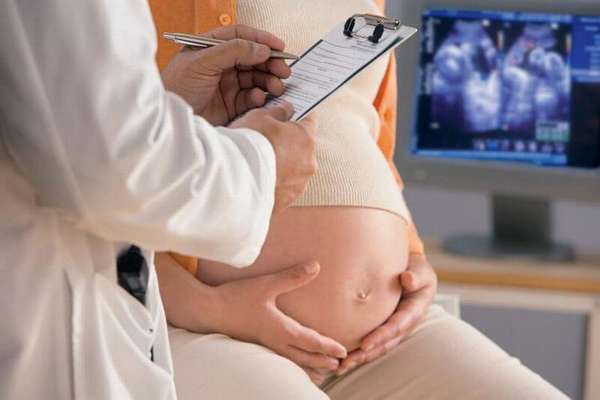 Симптомы и признаки преждевременных родов очень схожи с обычными родами по сроку.