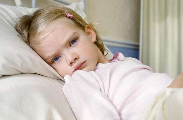 Об ацетоне у ребенка говорят такие симптомы как сильнейшая слабость, вялость, многократная рвота, температура.