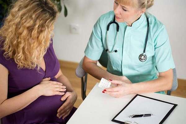 В зависимости от срока врач назначит самое щадящее лечение беременной.