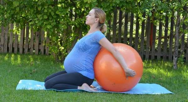 Помните, что делая упражнения в 3 триместре беременности, нужно соблюдать осторожность.