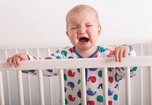 малыш плачет в кроватке
