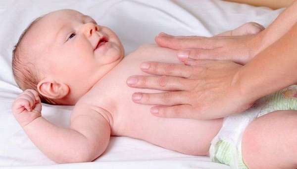 Массаж при пупочной грыже у новорожденных должен все же делать специалист.