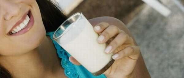 Женщина пьёт обезжиренный кефир во время беременности при апоплексии яичника