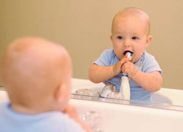 Малыша надо с раннего детства приучать чистить зубки.