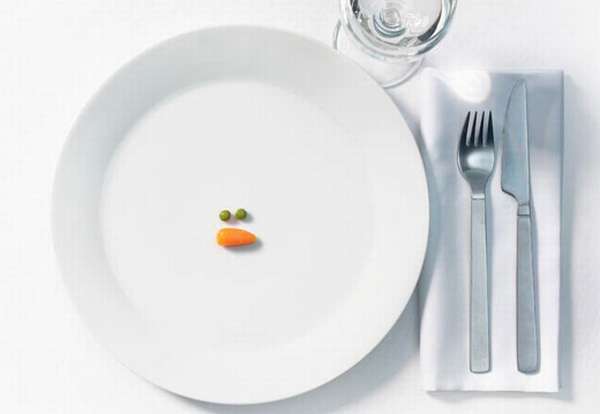 Тарелка с морковкой и горошком
